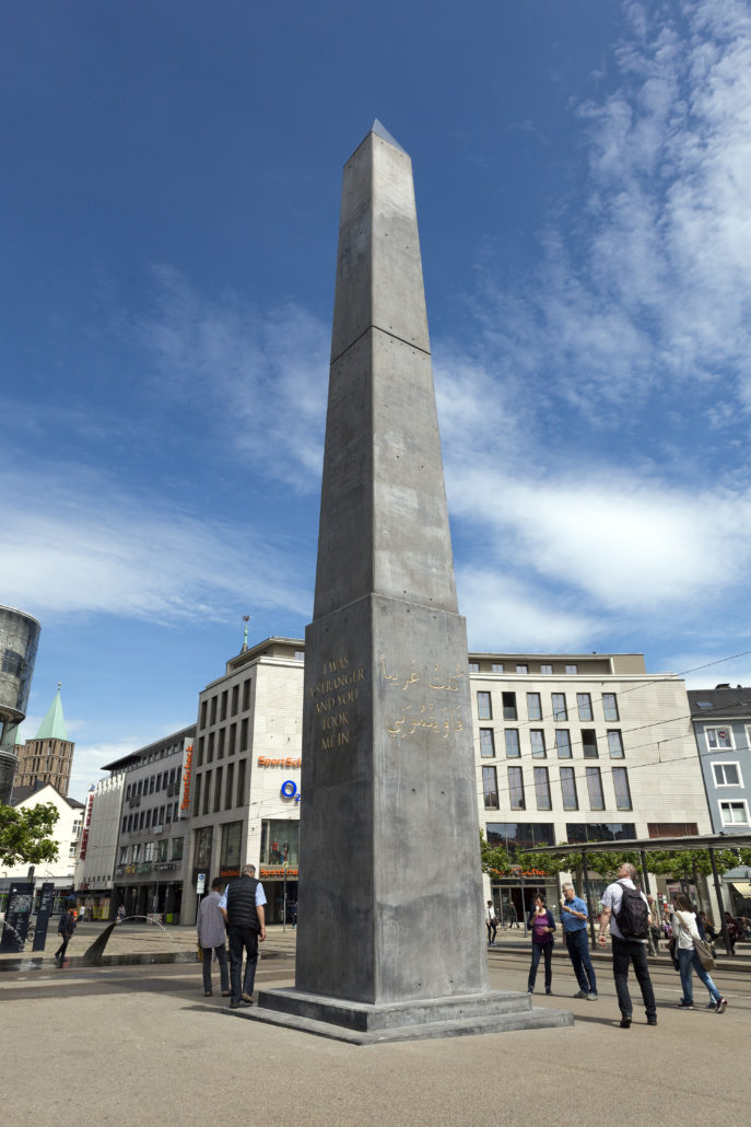 Olu Oguibe (b. 1964, Aba, Nigeria) Das Fremdlinge und Flüchtlinge Monument (Monument for strangers and refugees, 2017) Concrete 3 × 3 × 16.3 m Königsplatz