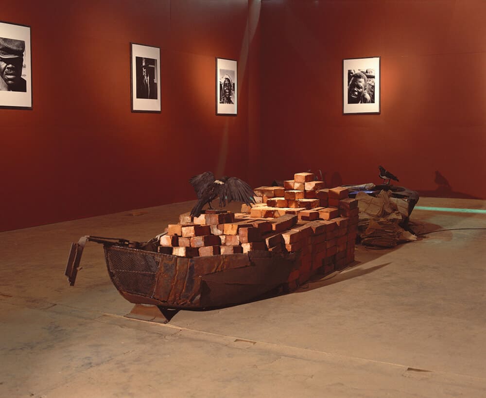 António Ole, Margem da Zona Limite, 1995. Iron, bricks, embalmed birds, photography and archives. 1st Johannesburg Biennale. Courtesy of the artist.
